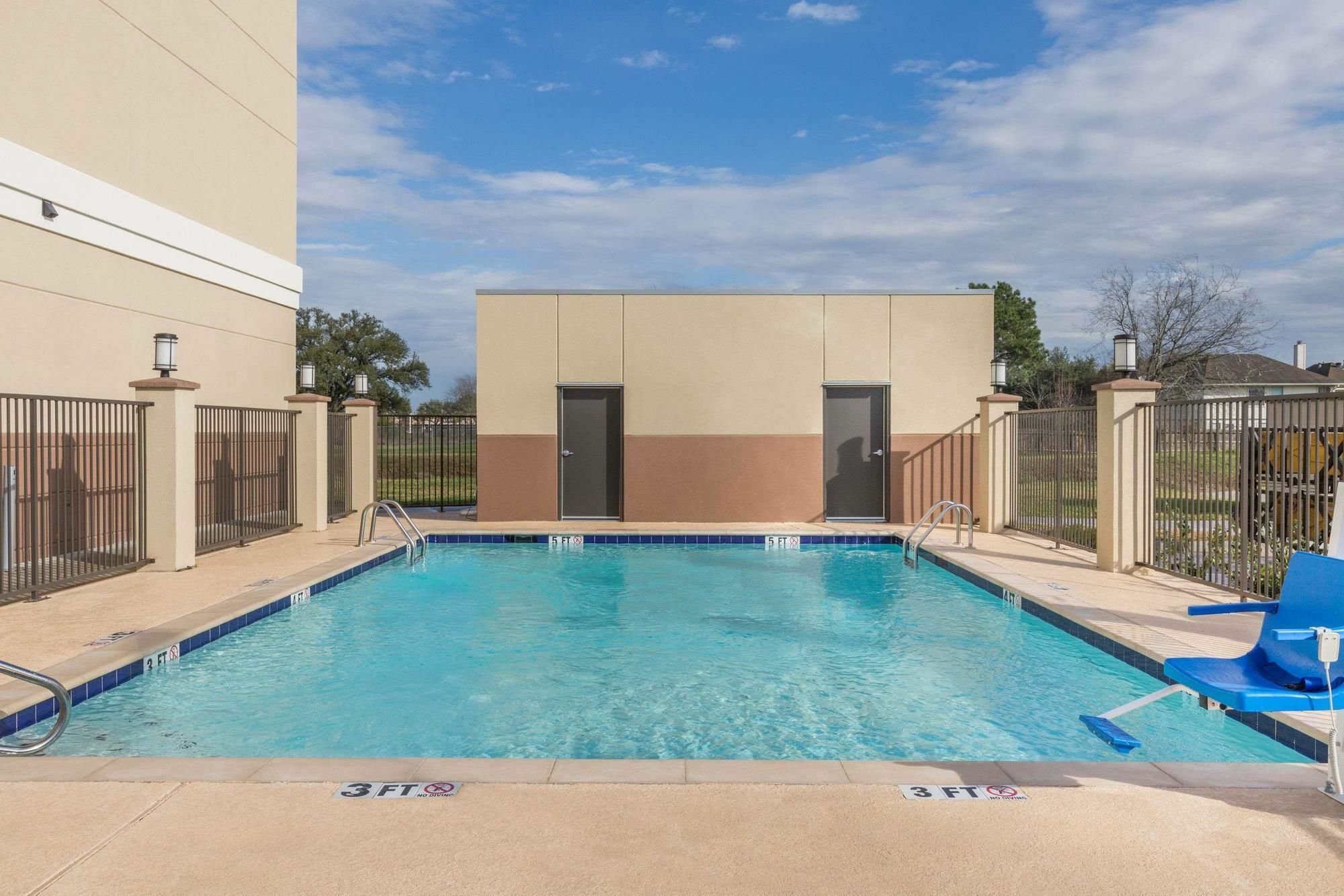 Days Inn & Suites By Wyndham Houston Nw Cypress Εξωτερικό φωτογραφία